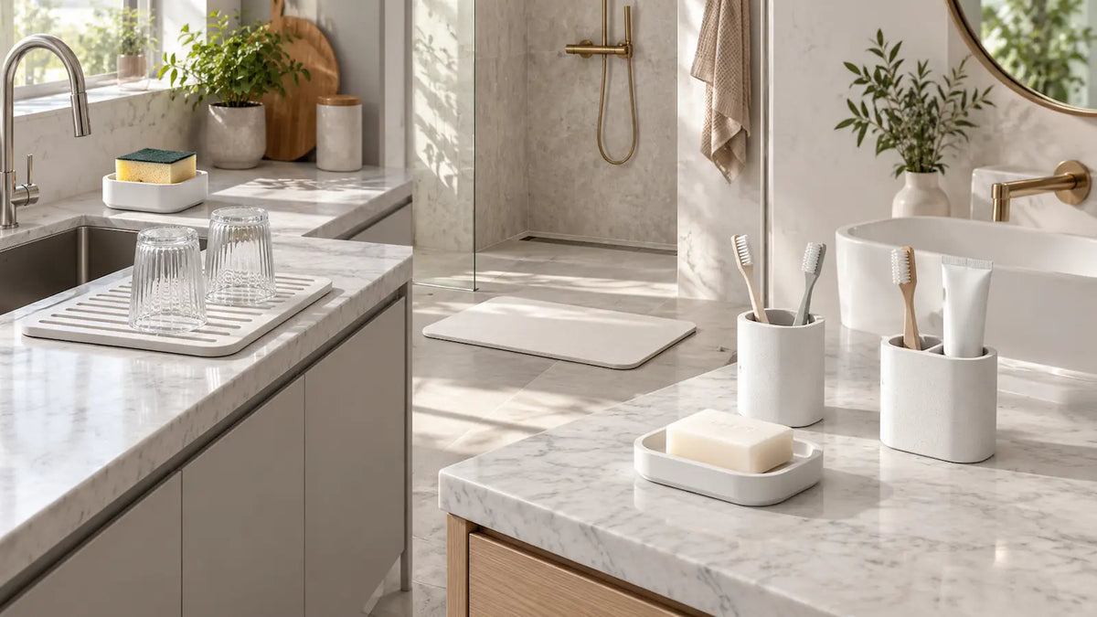Accessoires en diatomite blanc nacré pour la cuisine et la salle de bain : porte-savon, porte-brosses à dents, porte-éponge, tapis égouttoir et tapis de bain.