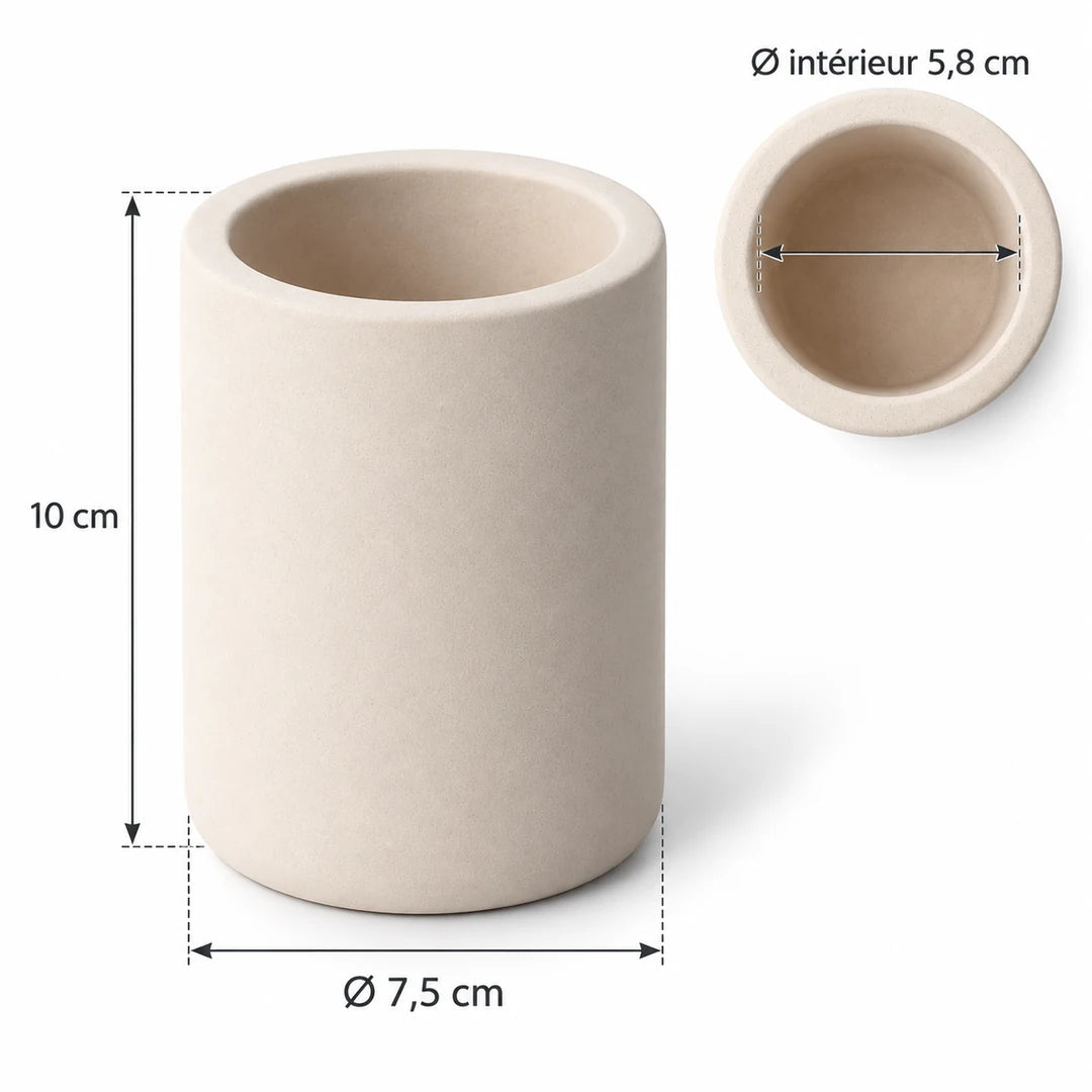 Gobelet en diatomite beige de 10 cm de haut, 7,5 cm de diamètre et 5,8 cm d’ouverture intérieure