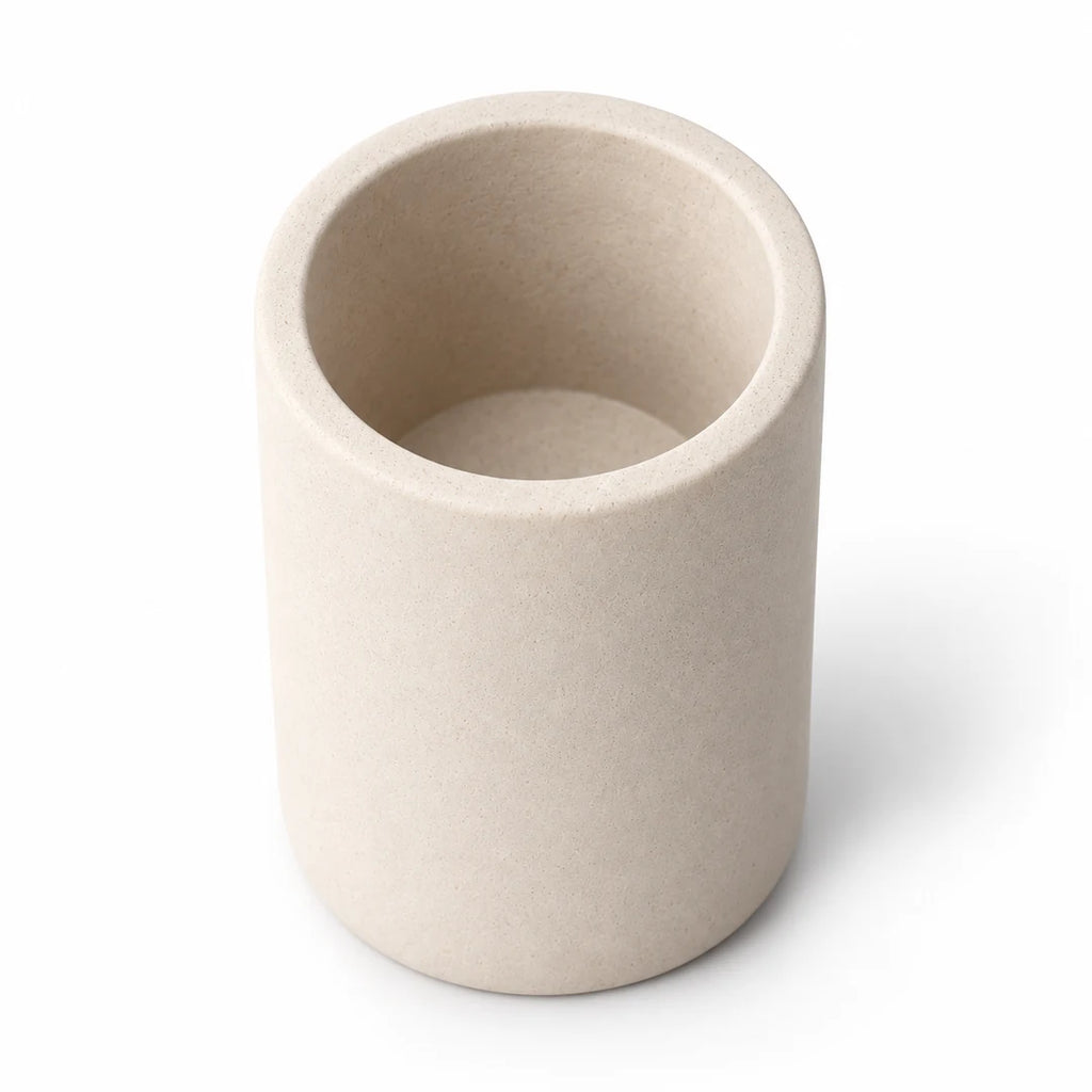 Vue rapprochée de l’intérieur et de la finition mate du gobelet porte-brosses en diatomite beige