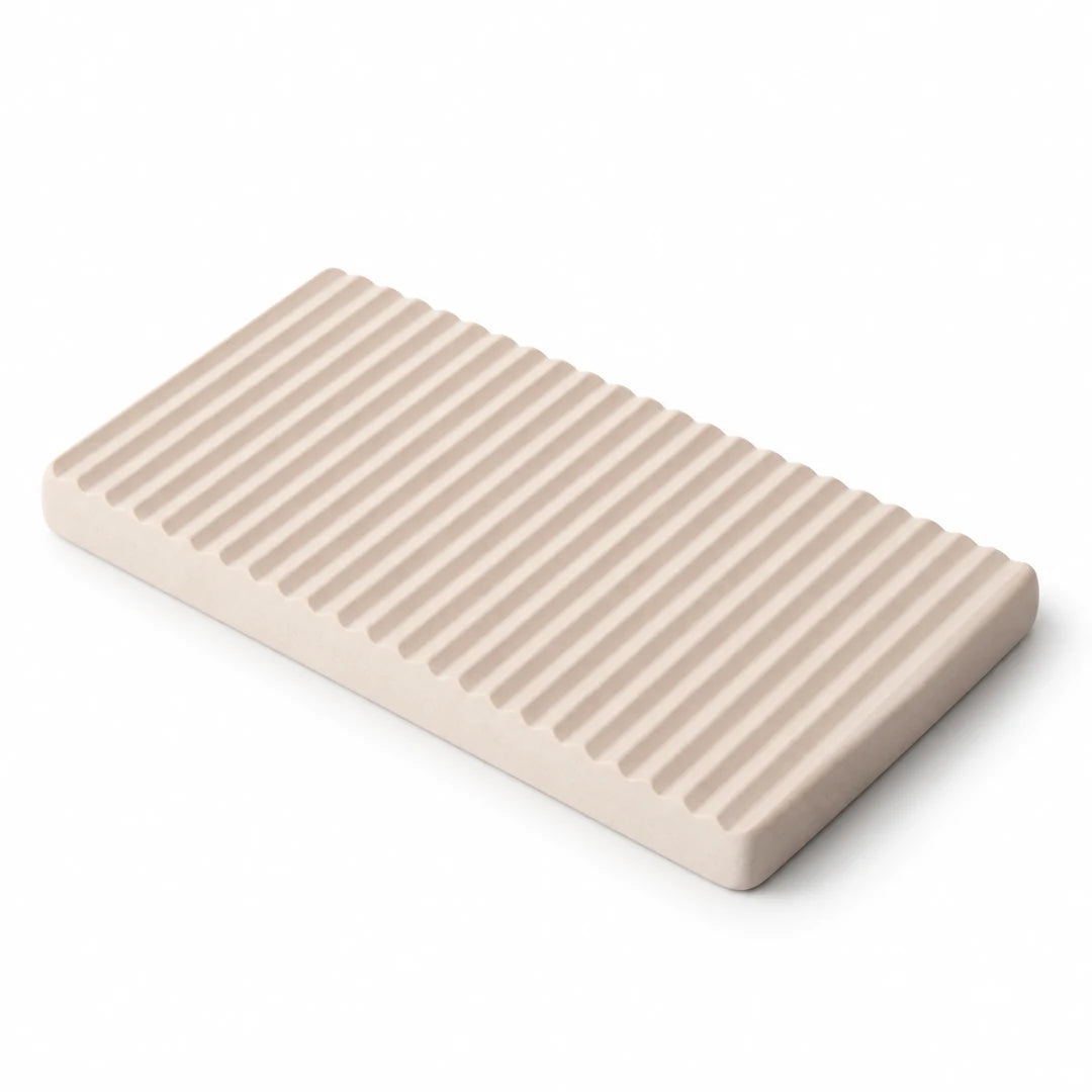 Plateau absorbant multifonction en diatomite beige sur fond blanc