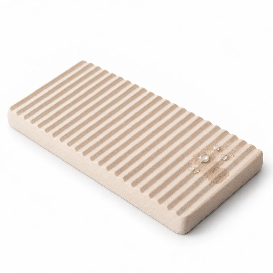 Détail de la surface rainurée du plateau absorbant en diatomite beige