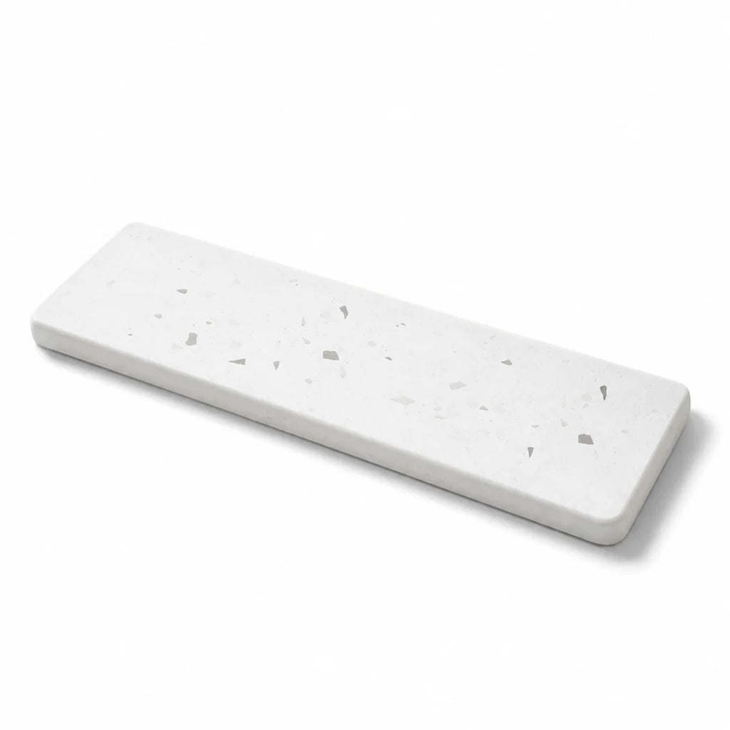 Plateau Terrazzo Fall en diatomite blanc cassé, à petits éclats gris discrets