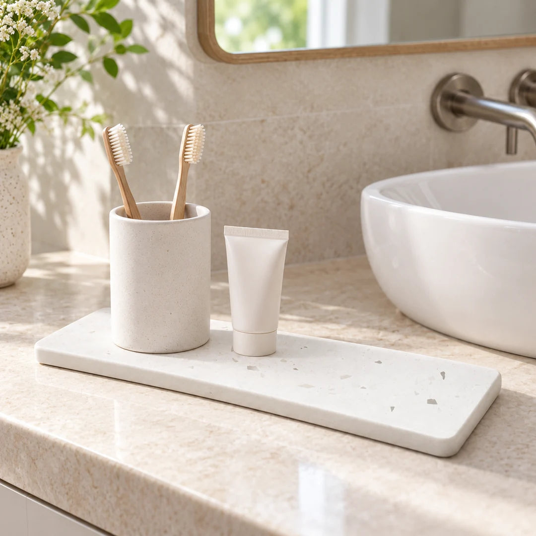Plateau Fall avec gobelet à brosses à dents et dentifrice près du lavabo