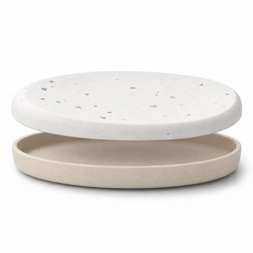 Coupelle absorbante Terrazzo Fall présentée au-dessus de son socle beige