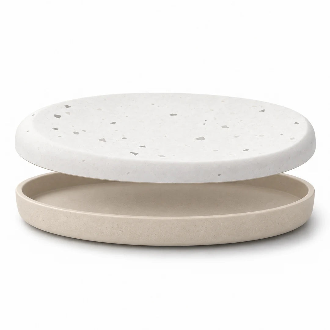 Coupelle absorbante Terrazzo Fall présentée au-dessus de son socle beige