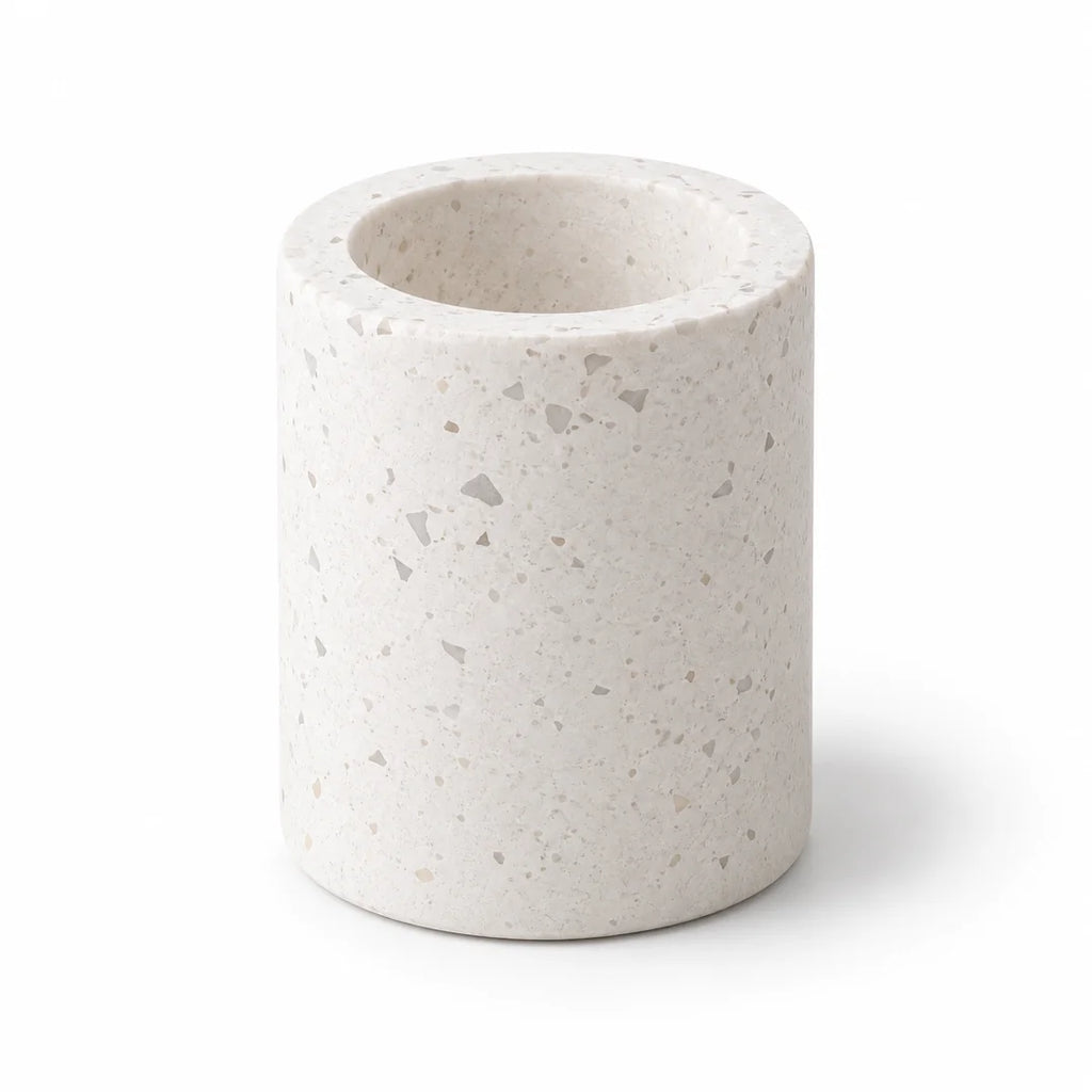 Support cylindrique pour brosse à dents en diatomite Terrazzo Fall blanc ivoire, présenté seul sur fond blanc.