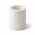 Support cylindrique pour brosse à dents en diatomite Terrazzo Fall blanc ivoire, présenté seul sur fond blanc.