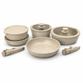 Batterie de cuisine beige Just Perfecto 11 pièces avec cinq récipients, deux poignées amovibles et quatre couvercles sur fond gris.