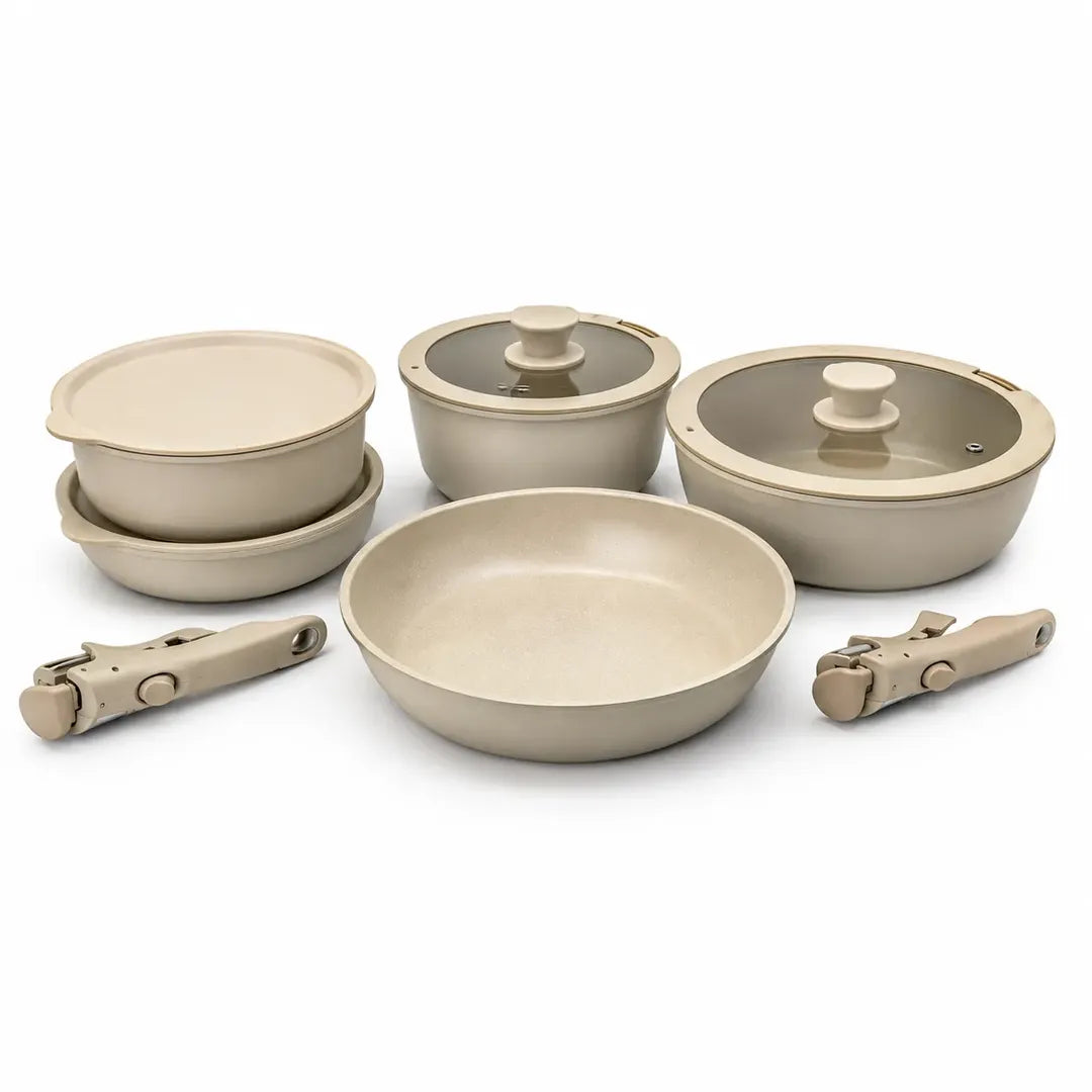 Batterie de cuisine beige Just Perfecto 11 pièces avec cinq récipients, deux poignées amovibles et quatre couvercles sur fond gris.