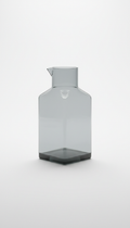 Carafe minimaliste en verre gris nuage