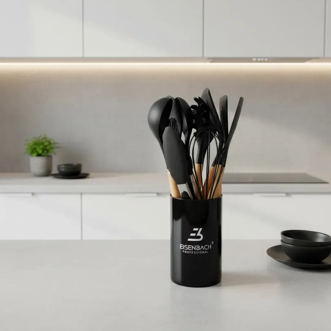 Ensemble d’ustensiles de cuisine Eisenbach A0022 noirs avec poignées effet bois dans une cuisine moderne