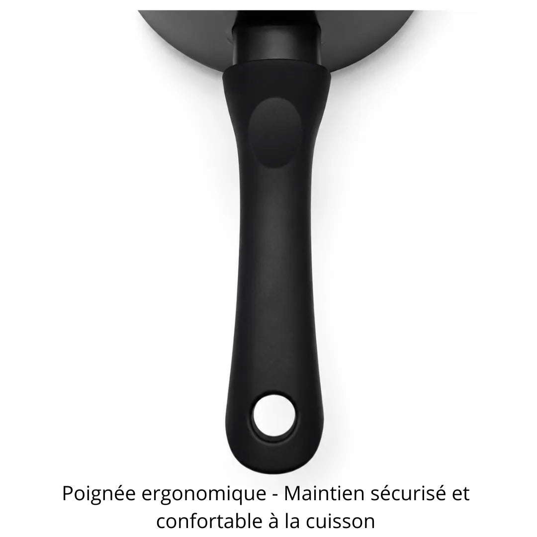 Poignée ergonomique thermo-isolée, garantissant un maintien sécurisé et confortable lors de la cuisson au quotidien.
