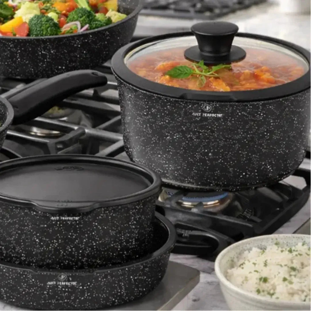 Batterie de cuisine Just Perfecto JL-998 en situation de cuisson avec casseroles et poêle effet granit