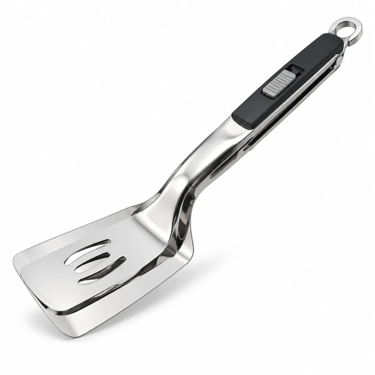 Vue de détail de la spatule pince 2-en-1 en acier inoxydable poli avec un manche ergonomique noir et un verrou coulissant gris. L'ustensile est présenté sur fond blanc.